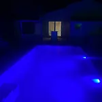 Piscine Independante Sans Vis A Vis Et Un Sans Acces Piscine 2 Possibilites Au Choix Avec Wifi