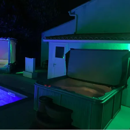 Piscine Independante Sans Vis A Vis Et Un Sans Acces Piscine 2 Possibilites Au Choix Avec Wifi *