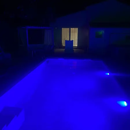 Piscine Independante Sans Vis A Vis Et Un Sans Acces Piscine 2 Possibilites Au Choix Avec Wifi