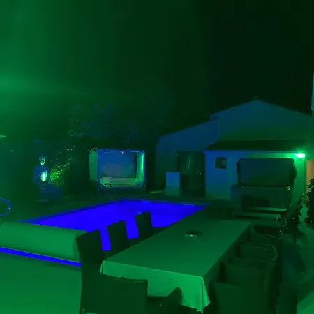 Piscine Independante Sans Vis A Vis Et Un Sans Acces Piscine 2 Possibilites Au Choix Avec Wifi *